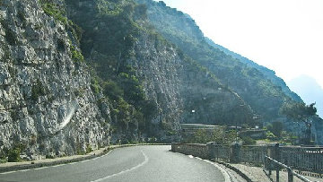 Frana sull'Amalfitana, attivati i rocciatori per la rimozione di massi pericolanti